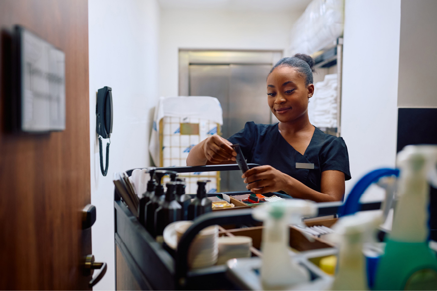 Agent de service hospitalier (ASH)